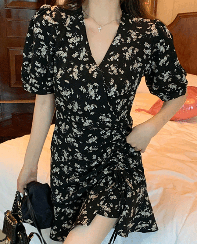 여자 브이넥 퍼프소매 잔꽃무늬 블랙 플라워 셔링 미니 원피스